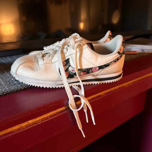 Nike White Floral Accent Women's Sneakers - Picture 1 of 7